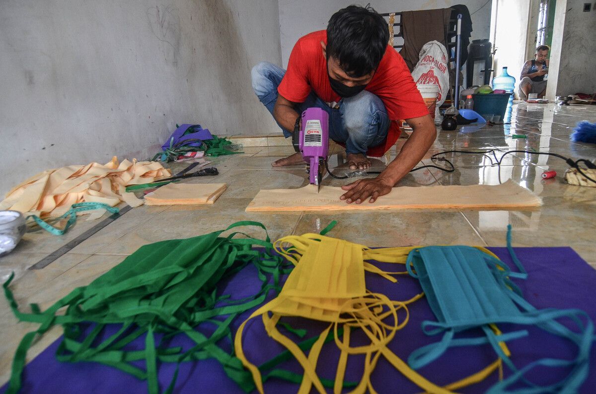 Proses pembuatan masker kain produksi rumahan